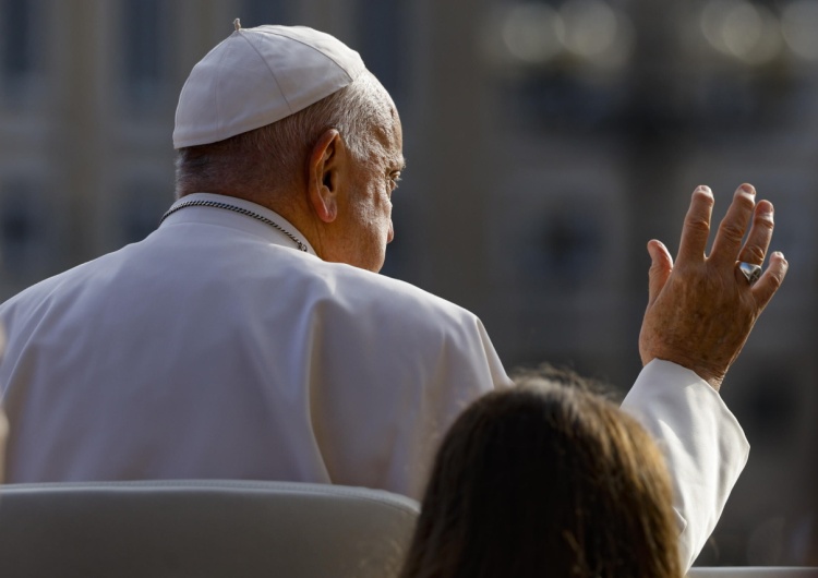 Papież Franciszek w czasie audiencji generalnej na Placu św. Piotra Franciszek prosi o pomoc ofiarom powodzi i zapewnia o swojej bliskości z poszkodowanymi [wideo]