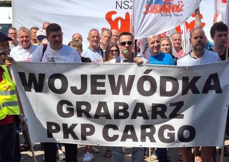 Pikieta pod siedzibą PKP Cargo W PKP Cargo zwalniają jak leci