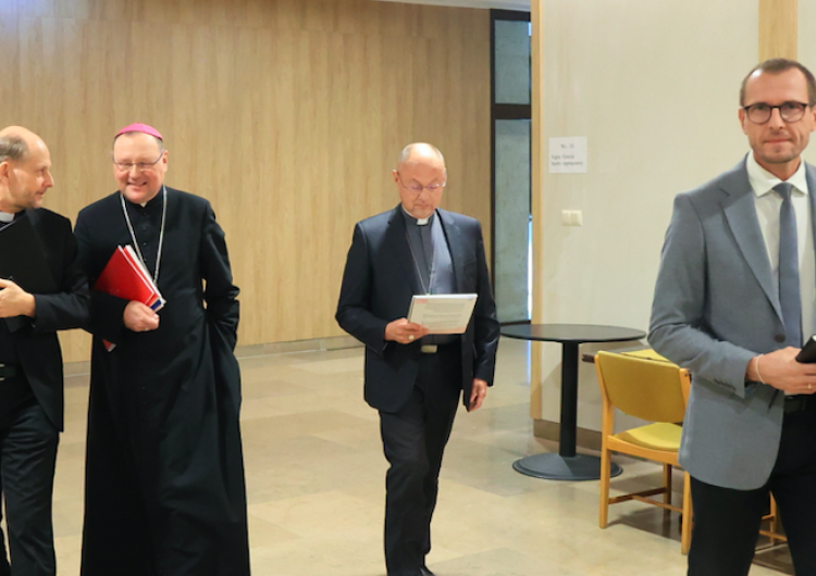 Od lewej: o. Leszek Gęsiak SJ, bp Jacek Grzybowski, bp Sławomir Oder, prof. Aleksander Bańka Polscy delegaci na synod: Kościół w Europie się zwija, potrzebujemy misyjności