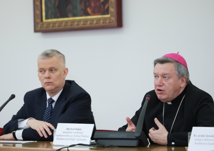 Od lewej: min. Tomasz Siemoniak, abp Józef Kupny  Min. Siemoniak: deklaruję dialog z Kościołem