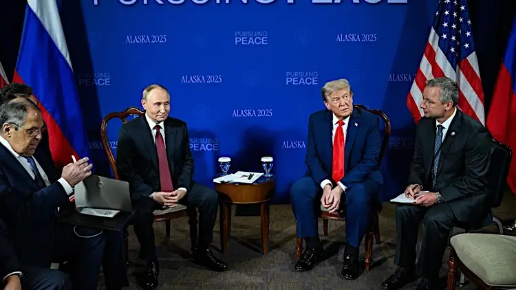 Władimir Putin i Donald Trump podczas spotkania na Alasce 2025