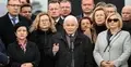 Jarosław Kaczyński przemawia, obok politycy PiS