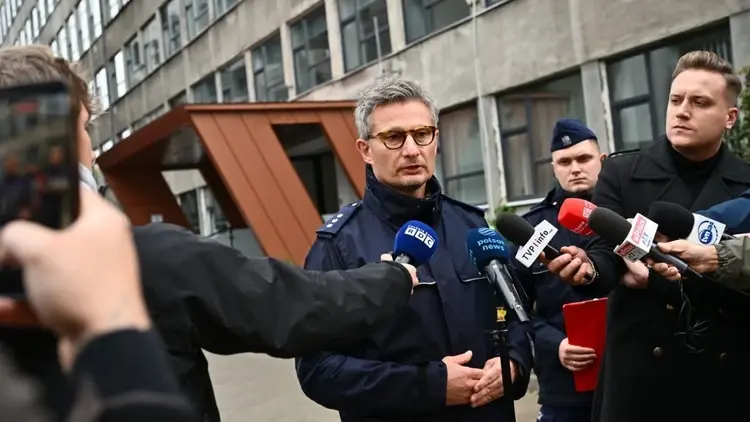 Rzecznik Prasowy Komendanta Stołecznego Policji kom. Jacek Wiśniewski pod szkołą na mińskiej