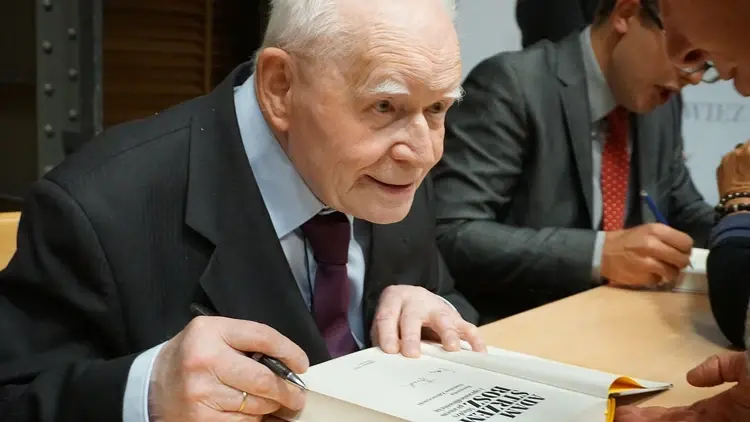 Adam Strzembosz podpisuje swoją książkę
