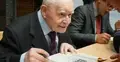 Adam Strzembosz podpisuje swoją książkę