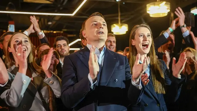 Łukasz Gibała cieszący się z wyniku exit poll
