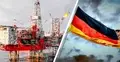 Morska platforma wiertnicza i niemiecka flaga oddzielona ukośną linią
