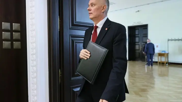 Koordynator służb specjalnych Tomasz Siemoniak na posiedzeniu rządu w KPRM w Warszawie
