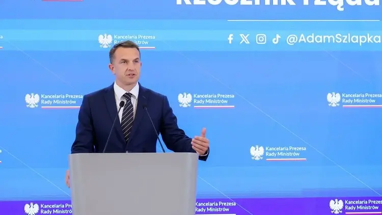 adam szłapka na konferencji prasowej