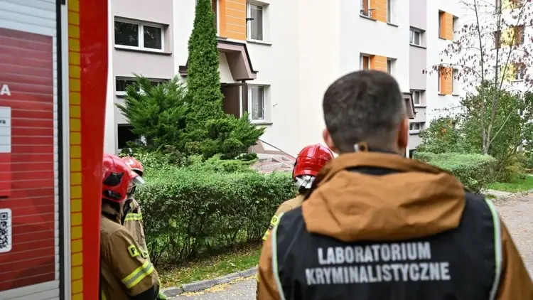 Służby przed jednym z bloków na osiedlu Pod Dalnią w Kielcach