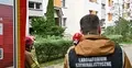  Służby przed jednym z bloków na osiedlu Pod Dalnią w Kielcach