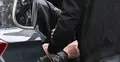 Mężczyzna wyciągany z samochodu z zasłoniętą twarzą