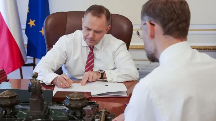 karol nawrocki podpisuje dokumenty