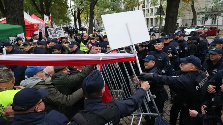 Starcia protestujących z policją przed siedzibą Trybunału Konstytucyjnego w Warszawie