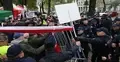 Starcia protestujących z policją przed siedzibą Trybunału Konstytucyjnego w Warszawie