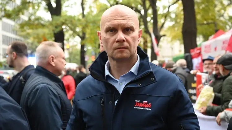 Bartłomiej Mickiewicz przed siedzibą TK: Brońmy porządku konstytucyjnego Rzeczypospolitej!