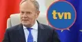 Donald Tusk i logo TVN