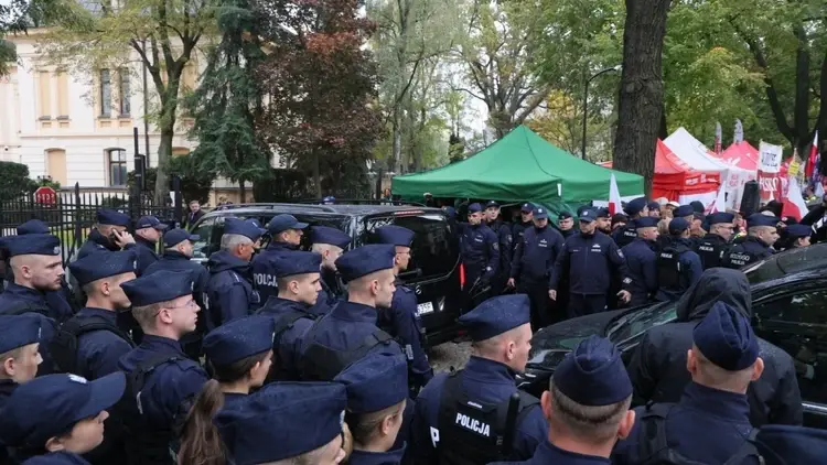 Samochód z sędziami TK, w tym Maciejem Berkiem, wjeżdża na teren Trybunału Konstytucyjnego w Warszawie
