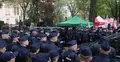 Samochód z sędziami TK, w tym Maciejem Berkiem, wjeżdża na teren Trybunału Konstytucyjnego w Warszawie