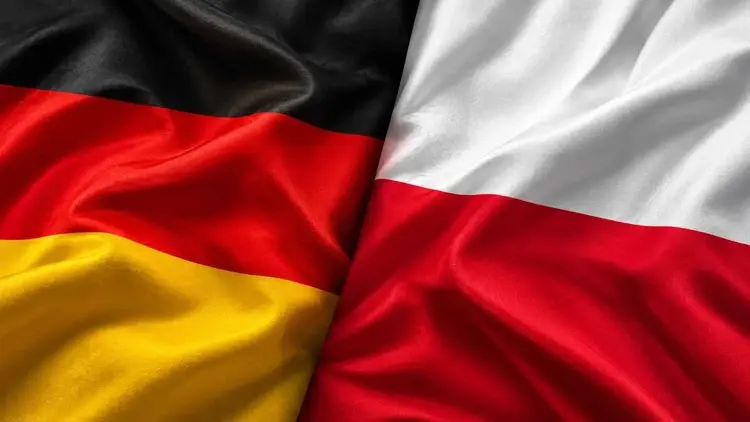 Flagi Niemiec i Polski obok siebie. Niemcy produkują coraz mniej pierników, a Polska jest ich największym zagranicznym dostawcą.
