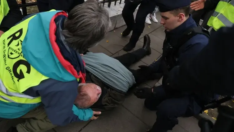 Adam Borowski zemdlał podczas protestu przed siedzibą Trybunału Konstytucyjnego w Warszawie
