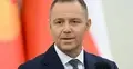 Karol Nawrocki na tle flagi
