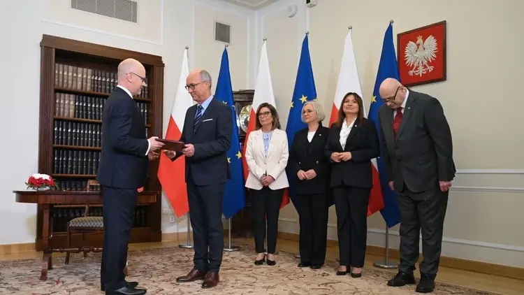 Maciej Berek i Włodzimierz Czarzasty ściskają sobie ręce