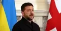 Wołodymir Zełenski, w tle flaga Ukrainy i Wielkiej Brytanii