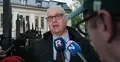 Bogdan Święczkowski odpowiada na pytania dziennikarzy. W tle Trybunał Konstytucyjny