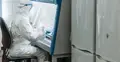laboarant siedzi przy stole z próbówkami