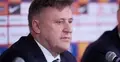 Prezes PZPN Cezary Kulesza na konferencji prasowej, w tle loga firm