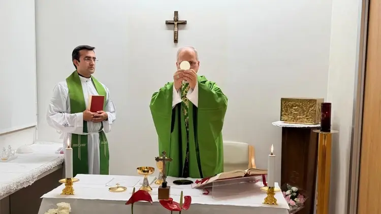 papież odprawia mszę w szpitalu