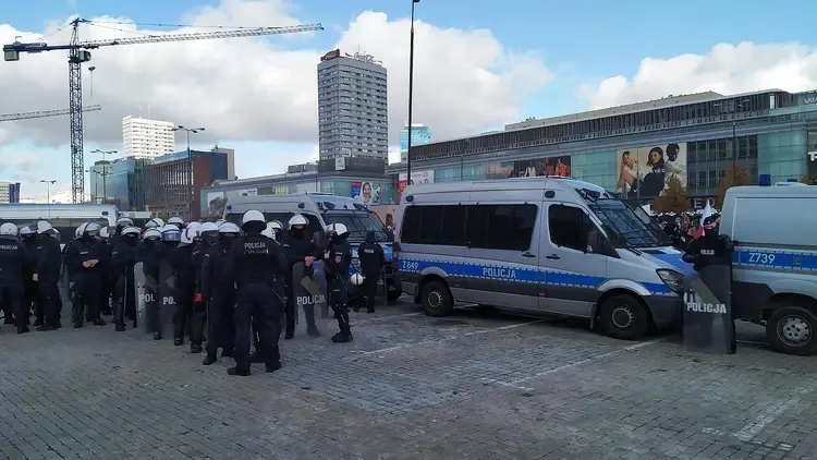 Policja zabezpiecza demonstrację w Warszawie