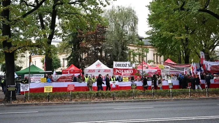 Protest przed siedzibą Trybunału Konstutucyjnego w Warszawie