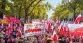 Manifestacja pod Trybunałem Konstytucyjnym las flag