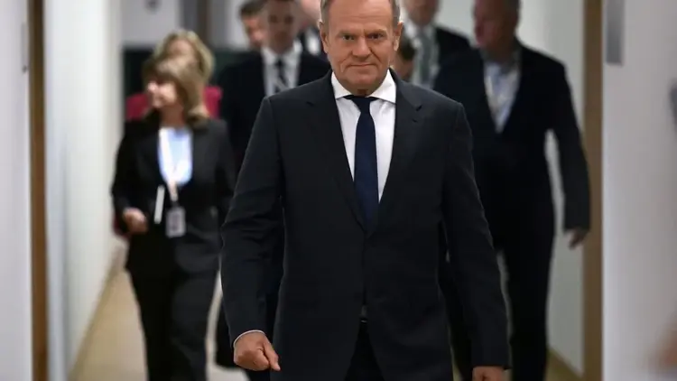Donald Tusk idzie korytarzem