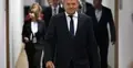 Donald Tusk idzie korytarzem