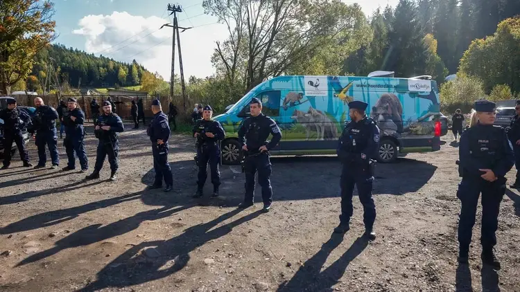 Funkcjonariusze policji przed Zoo Łączna w Mieroszowie