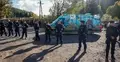 Funkcjonariusze policji przed Zoo Łączna w Mieroszowie