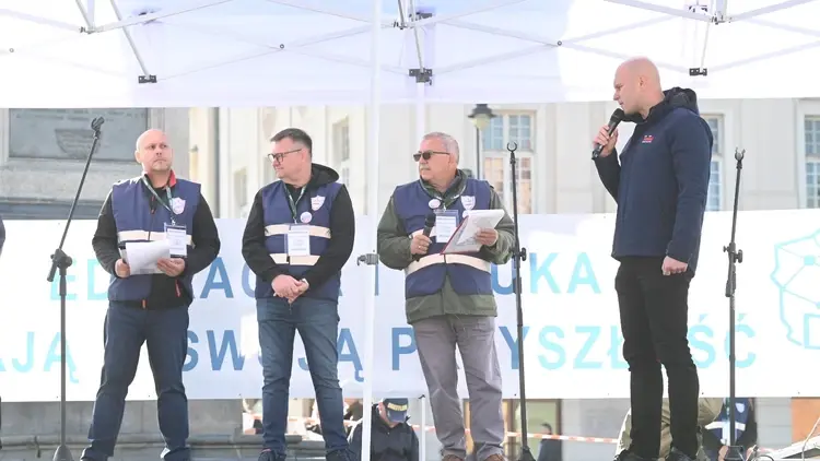 Bartłomiej Mickiewicz na demontracji Solidarności oświaty i nauki