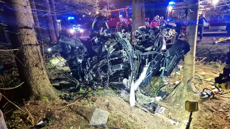zniszczony samochód po wypadku
