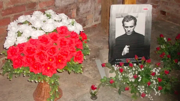 element pomnika kapelana Solidarności