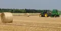 traktor na polu i bele słomy