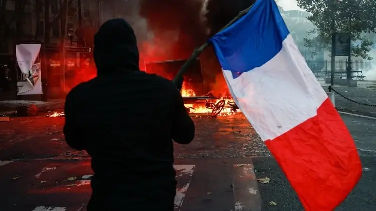 mężczyzna w kapturze z flagą francji