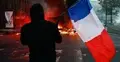 mężczyzna w kapturze z flagą francji