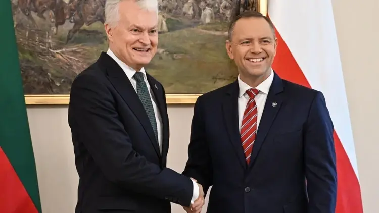 Gitanas Nauseda i Karol Nawrocki ściskają sobie ręce