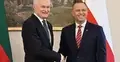  Gitanas Nauseda i Karol Nawrocki ściskają sobie ręce