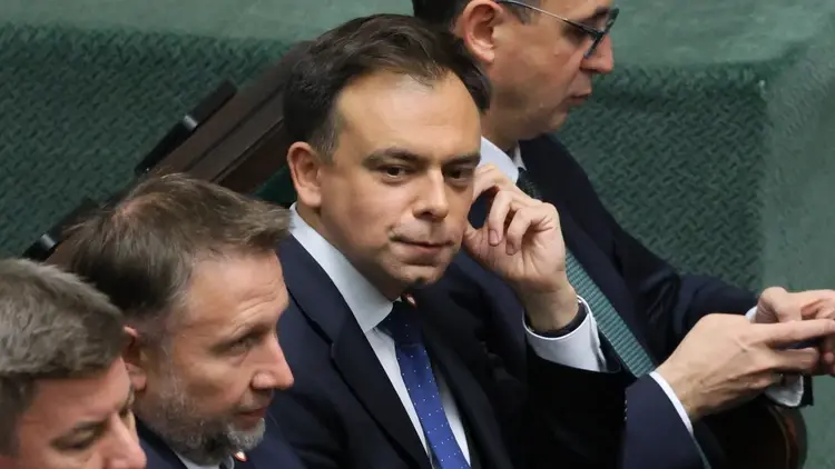 Andrzej Domański w Sejmie, obok ministrowie KO