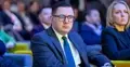 Miłosz Motyka siedzi i patrzy w dal