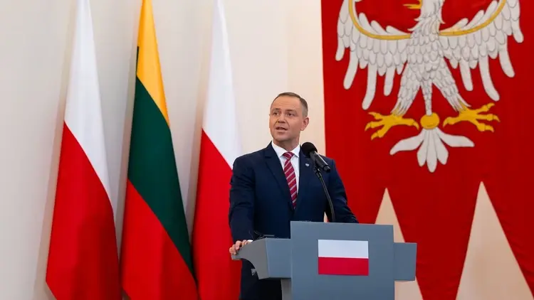 Karol Nawrocki przemawia, w tle flaga Polski i Litwy